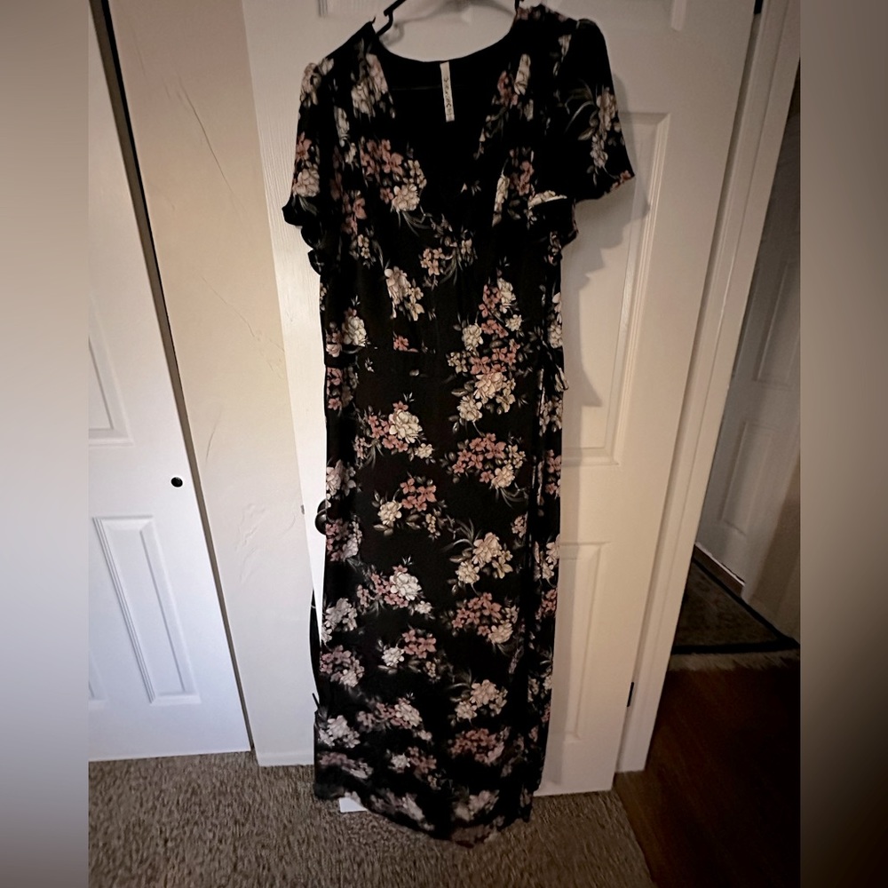 Cute flutter sleeve, floor length dress, floral wedding guest. Fall photoshoot